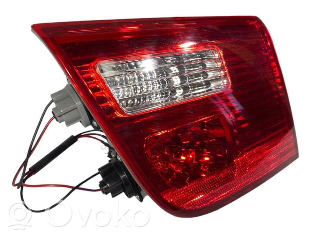 Aizmugurējais lukturis pārsegā