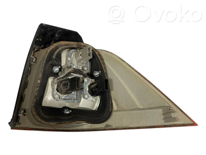 Aizmugurējais lukturis virsbūvē