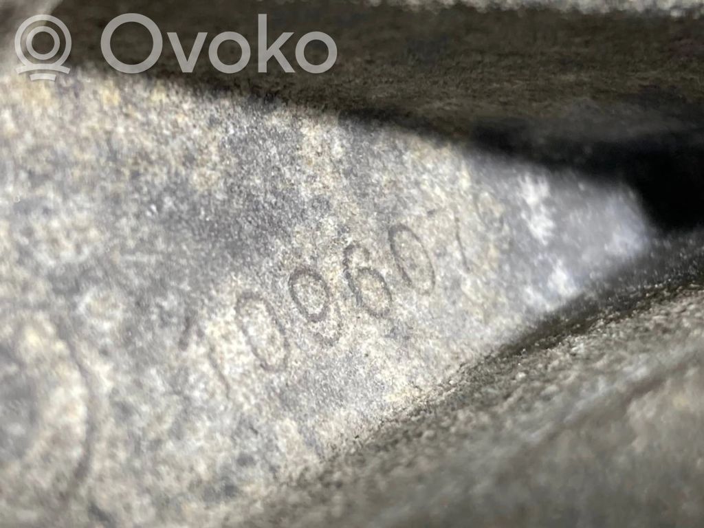 Engine mounting bracket
