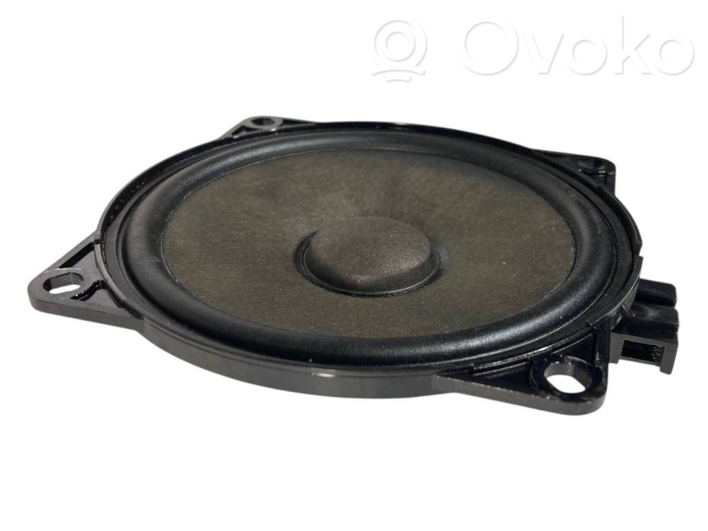 Skaļrunis (-i) priekšējās durvīs