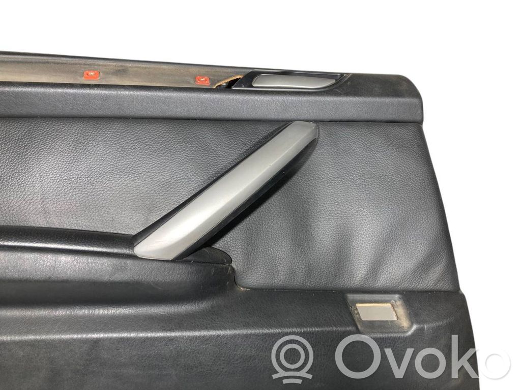 Apšuvums aizmugurējām durvīm