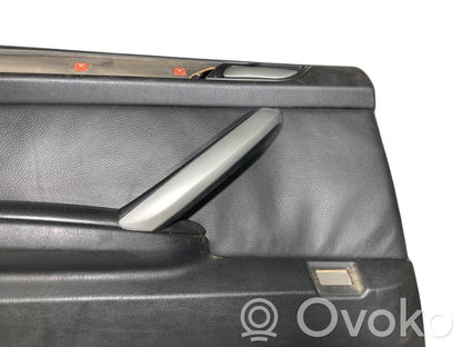 Apšuvums aizmugurējām durvīm