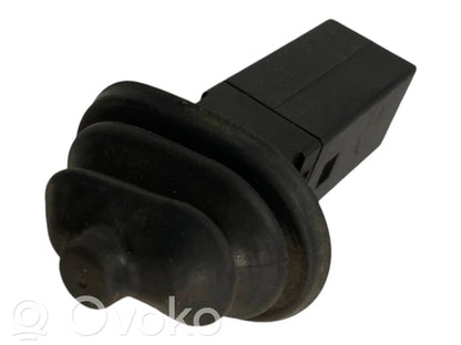 Degvielas tvertnes atvēršanas slēdzis