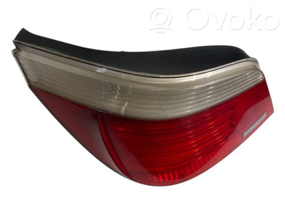 Aizmugurējais lukturis virsbūvē