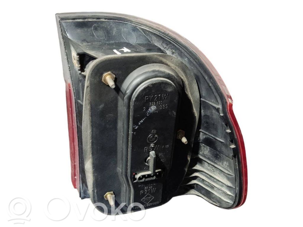 Aizmugurējais lukturis virsbūvē