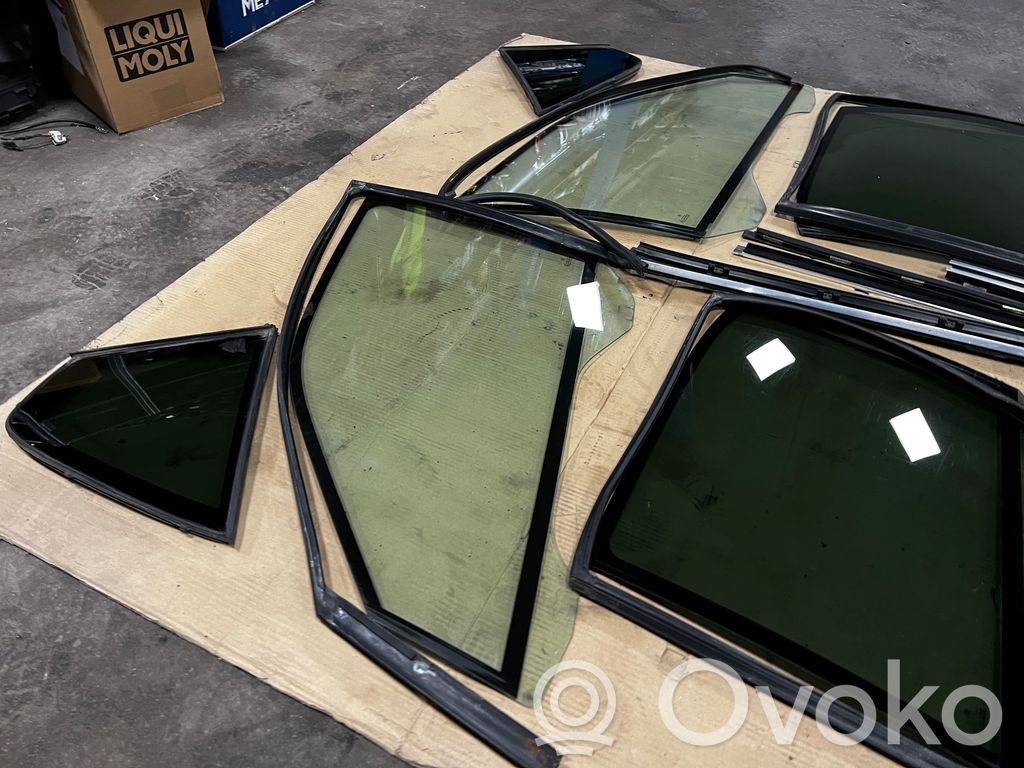 priekšējo durvju stikls (četrdurvju mašīnai)