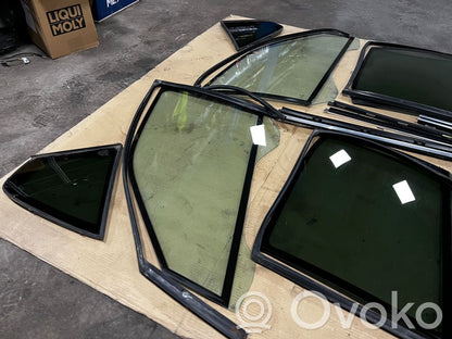 priekšējo durvju stikls (četrdurvju mašīnai)