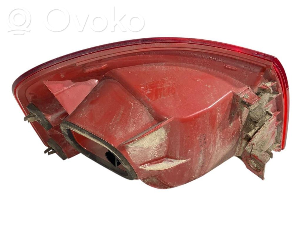 Aizmugurējais lukturis virsbūvē