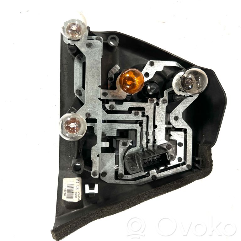 Держатель крышки заднего фонаря