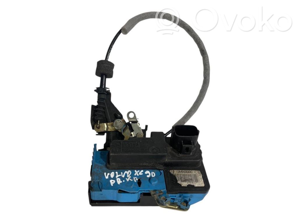 Priekšpusē slēdzene