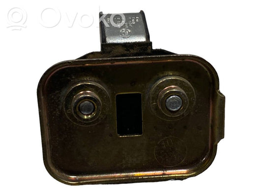 Priekšpusē slēdzenes cilpa