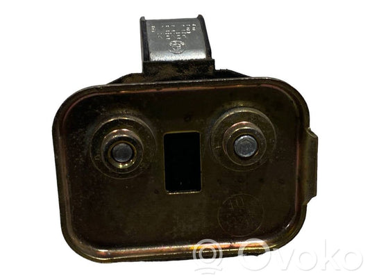 Priekšpusē slēdzenes cilpa