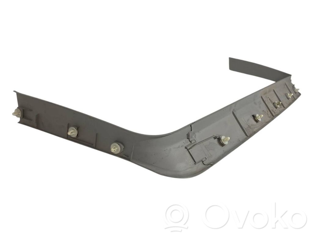 Augšējā dekoratīvā apdare (pie loga)