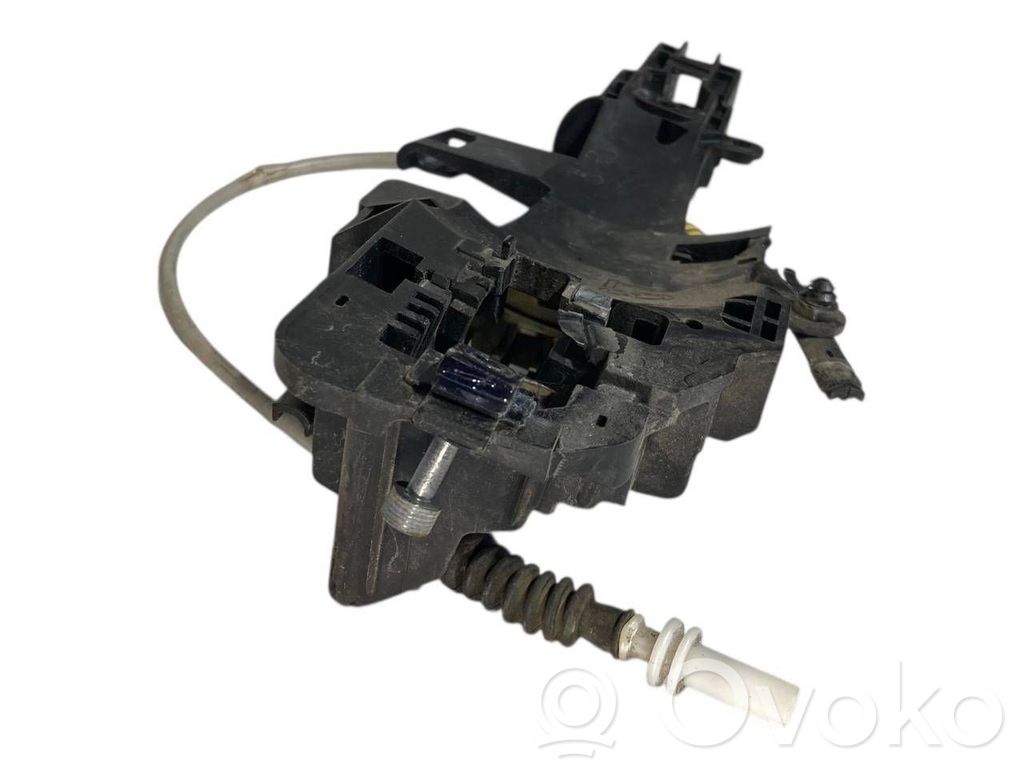 Priekšpusē turētājs / kronšteins ārējam atvēršanas rokturim