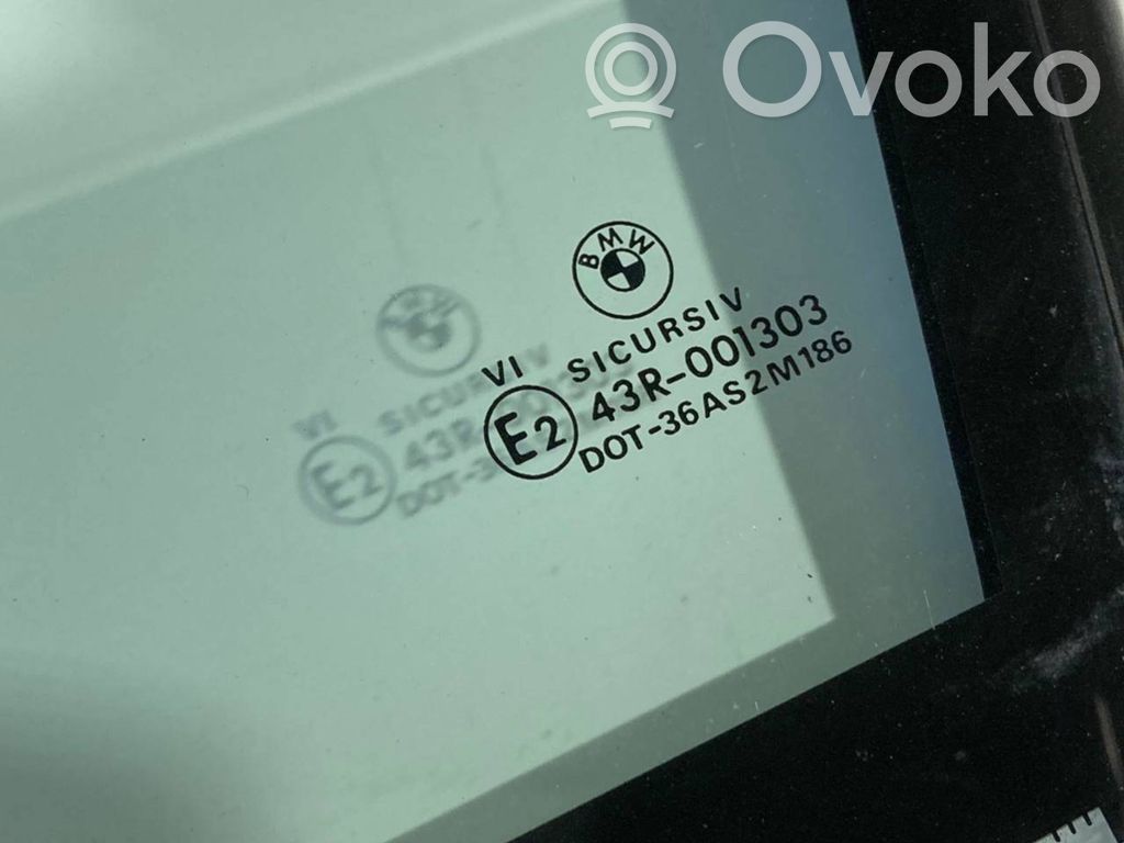 priekšējo durvju stikls (četrdurvju mašīnai)