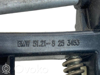 Priekšpusē turētājs / kronšteins ārējam atvēršanas rokturim