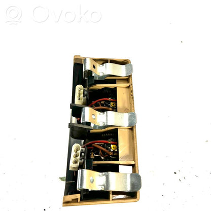 12 V ligzda (aizmugure)