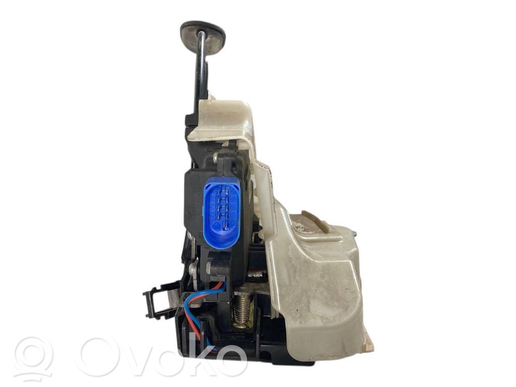 Priekšpusē slēdzene