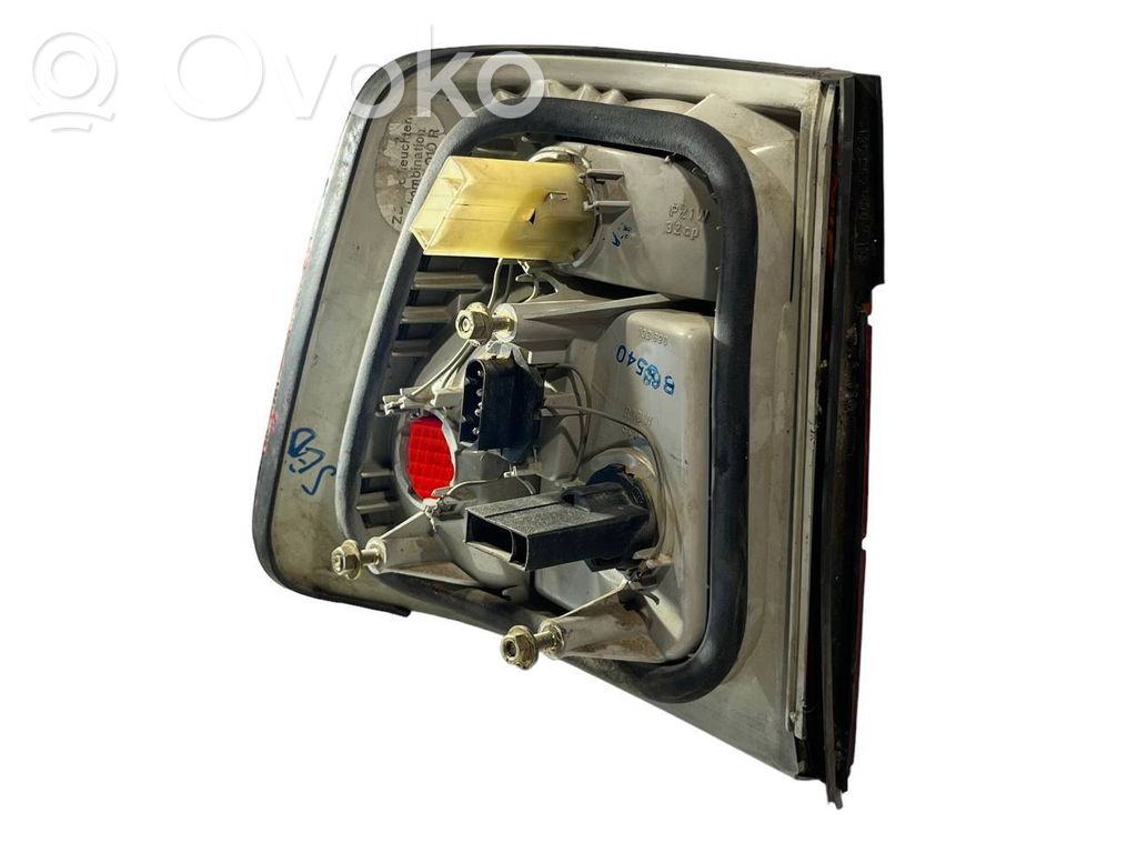 Aizmugurējais lukturis virsbūvē