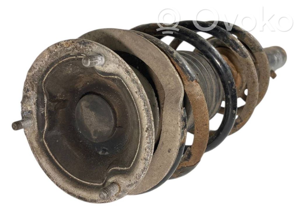 Priekšpusē amortizators ar atsperi