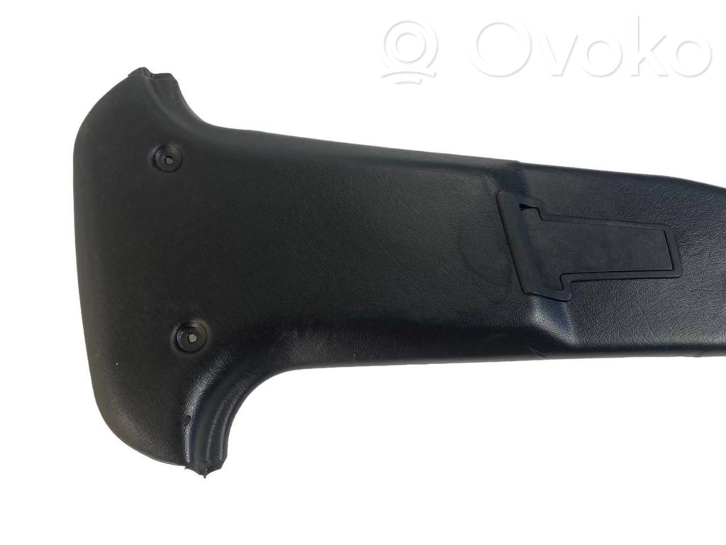 (B) statņa dekoratīvā apdare (apakšdaļa)