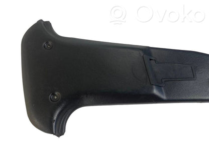 (B) statņa dekoratīvā apdare (apakšdaļa)