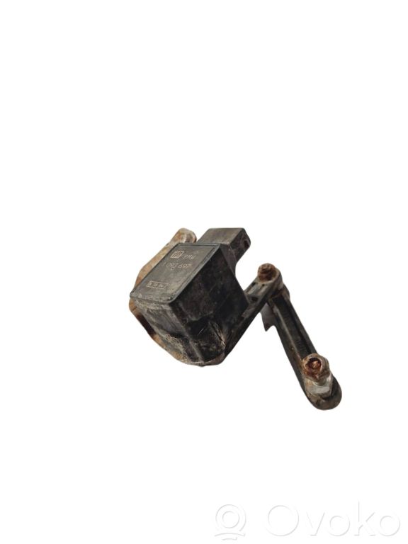 Priekšpusē augstuma sensora svira