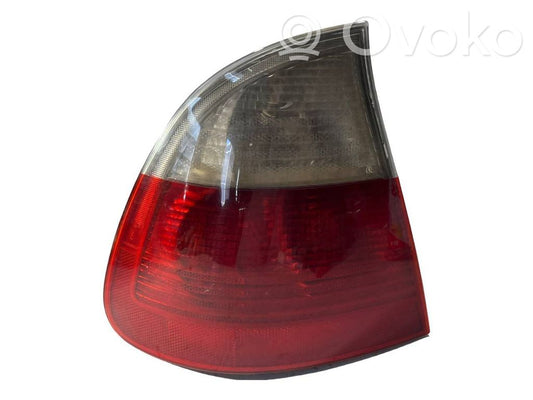 Aizmugurējais lukturis virsbūvē