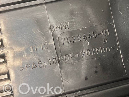 Dzinēja pārsegs (dekoratīva apdare)