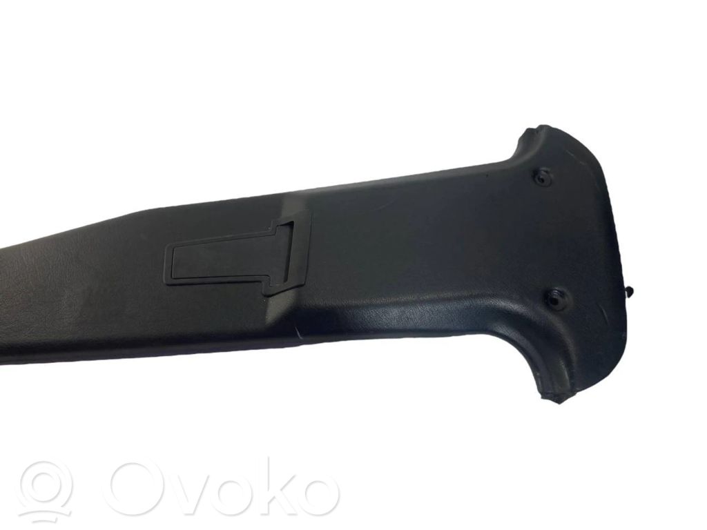 (B) statņa dekoratīvā apdare (apakšdaļa)