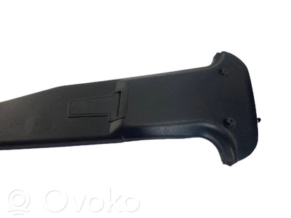 (B) statņa dekoratīvā apdare (apakšdaļa)