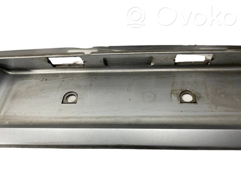 Bagāžnieka numura zīmes apgaismojuma līste