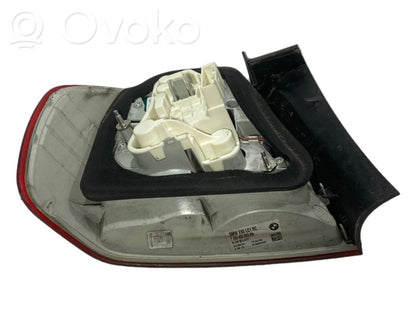 Aizmugurējais lukturis virsbūvē