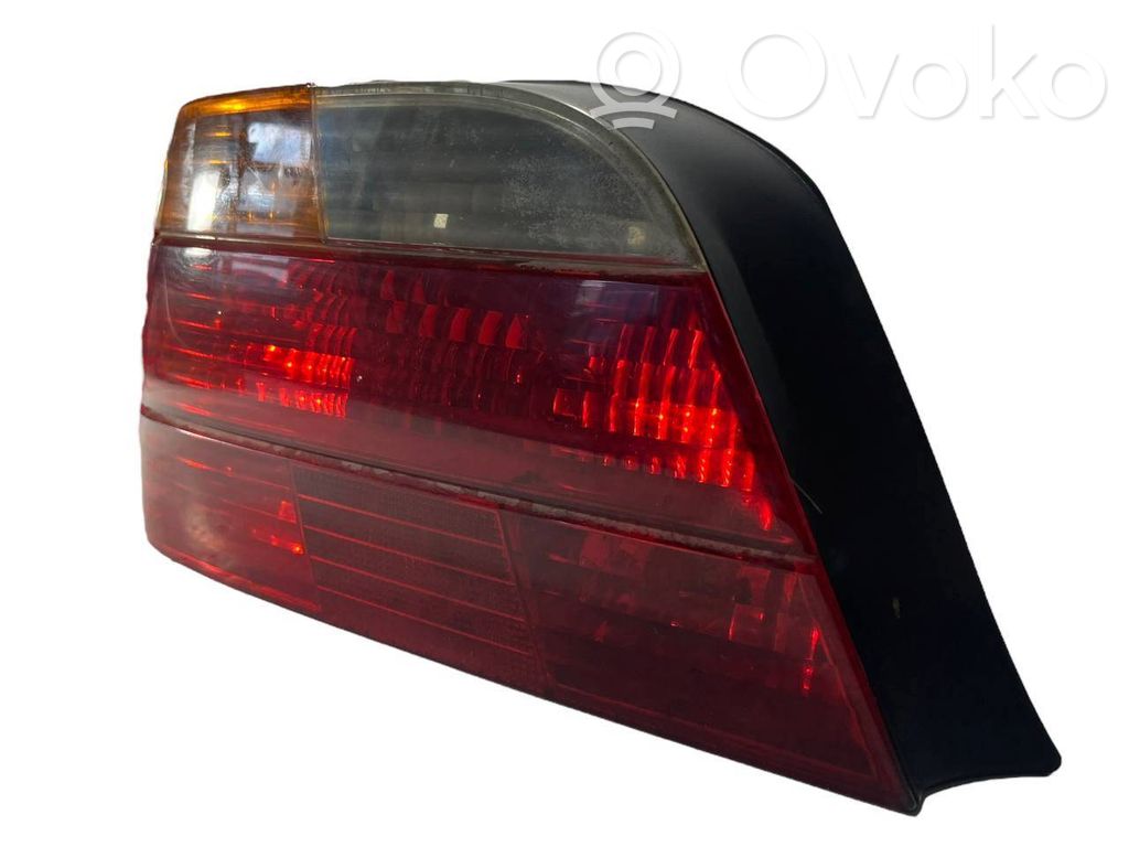 Aizmugurējais lukturis virsbūvē