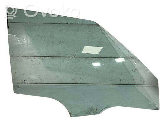 priekšējo durvju stikls (četrdurvju mašīnai)