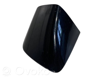 Priekšpusē durvju roktura vāciņš