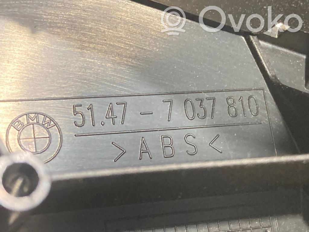 Rezerves riteņa nodalījuma dekoratīvā apdare