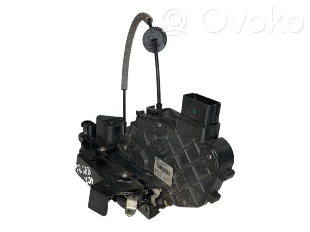 Priekšpusē slēdzene