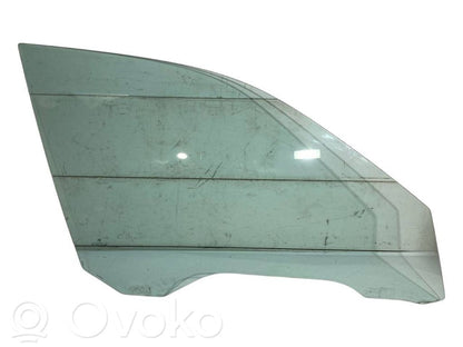 priekšējo durvju stikls (četrdurvju mašīnai)