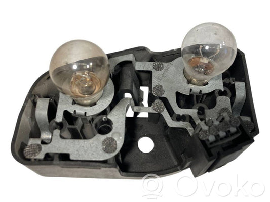 Aizmugures spuldzes vāka turētājs