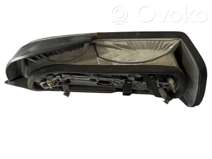 Aizmugurējais lukturis virsbūvē