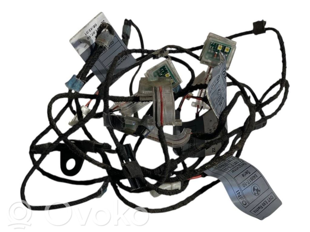 Priekšpusē durvju roktura vāciņš