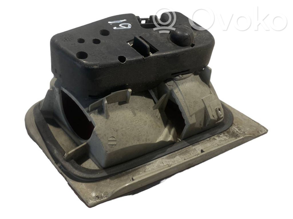 Aizmugurējais lukturis pārsegā