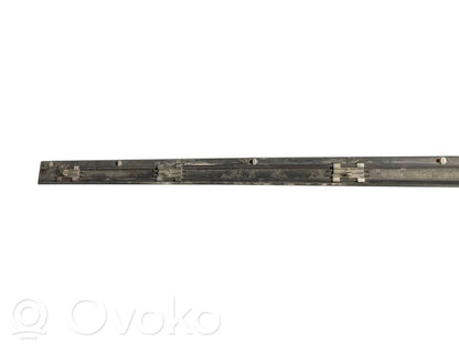Priekšpusē durvju dekoratīvā apdare (moldings)