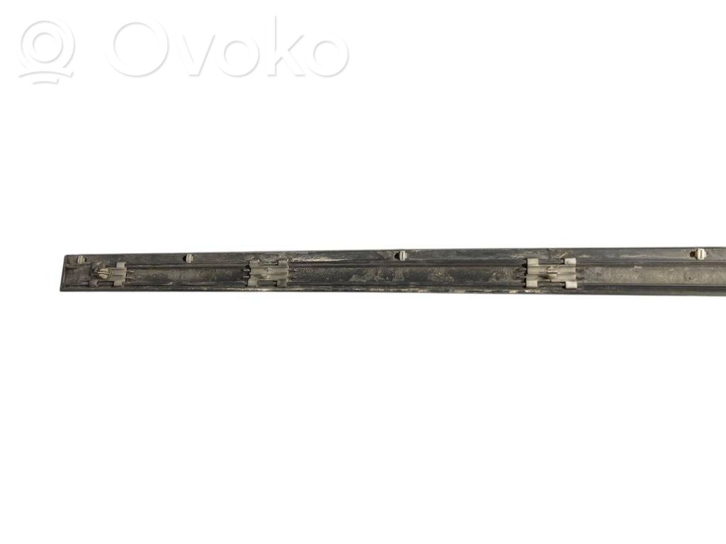 Priekšpusē durvju dekoratīvā apdare (moldings)