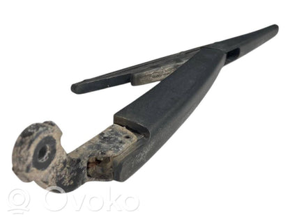 Aizmugurējā loga tīrītāja kājiņa