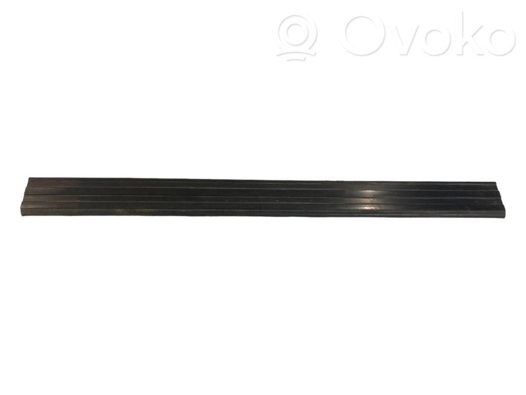 Priekšējā sliekšņa dekoratīvā apdare (ārējā)