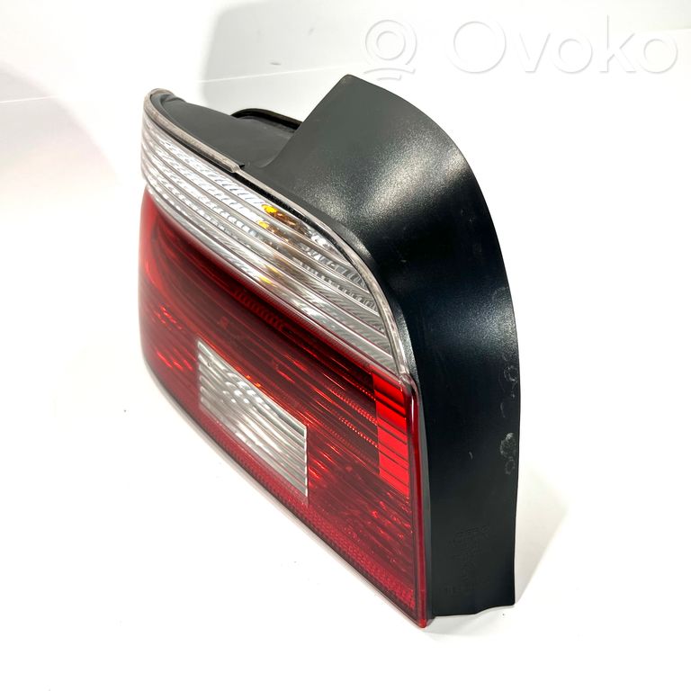 Aizmugurējais lukturis virsbūvē