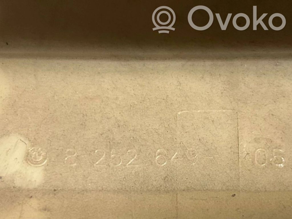 (C) statņa dekoratīvā apdare