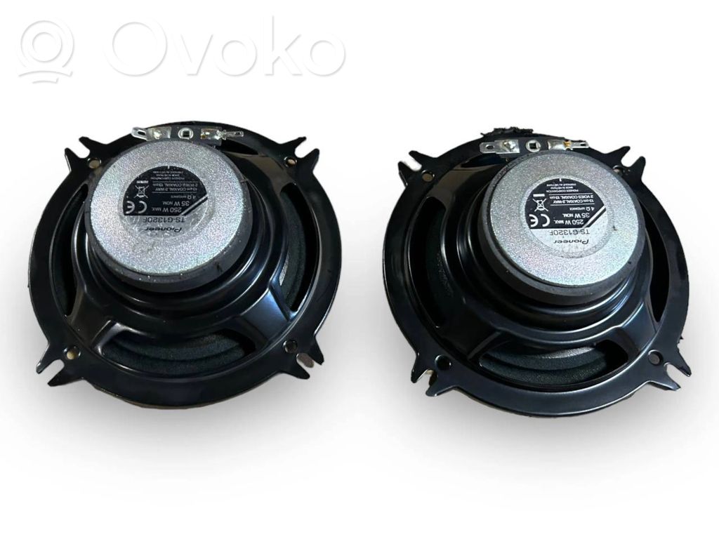 Skaļrunis (-i) priekšējās durvīs